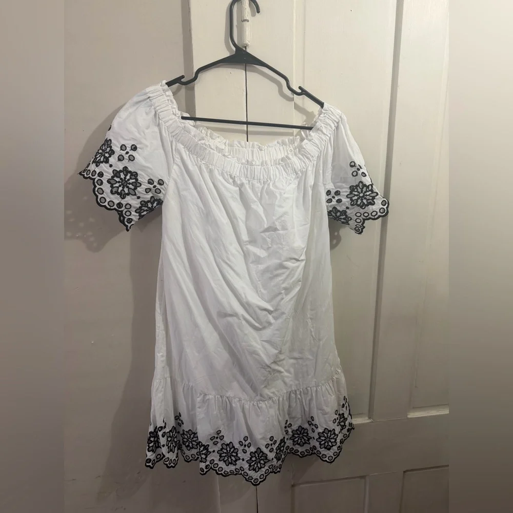 Vineyard Vines eyelet off-the-shoulder dress in white with black embroidery. - Picture 3 of 3